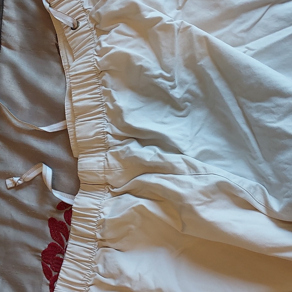 Essentials Cream Capri's - Picture 5 of 5